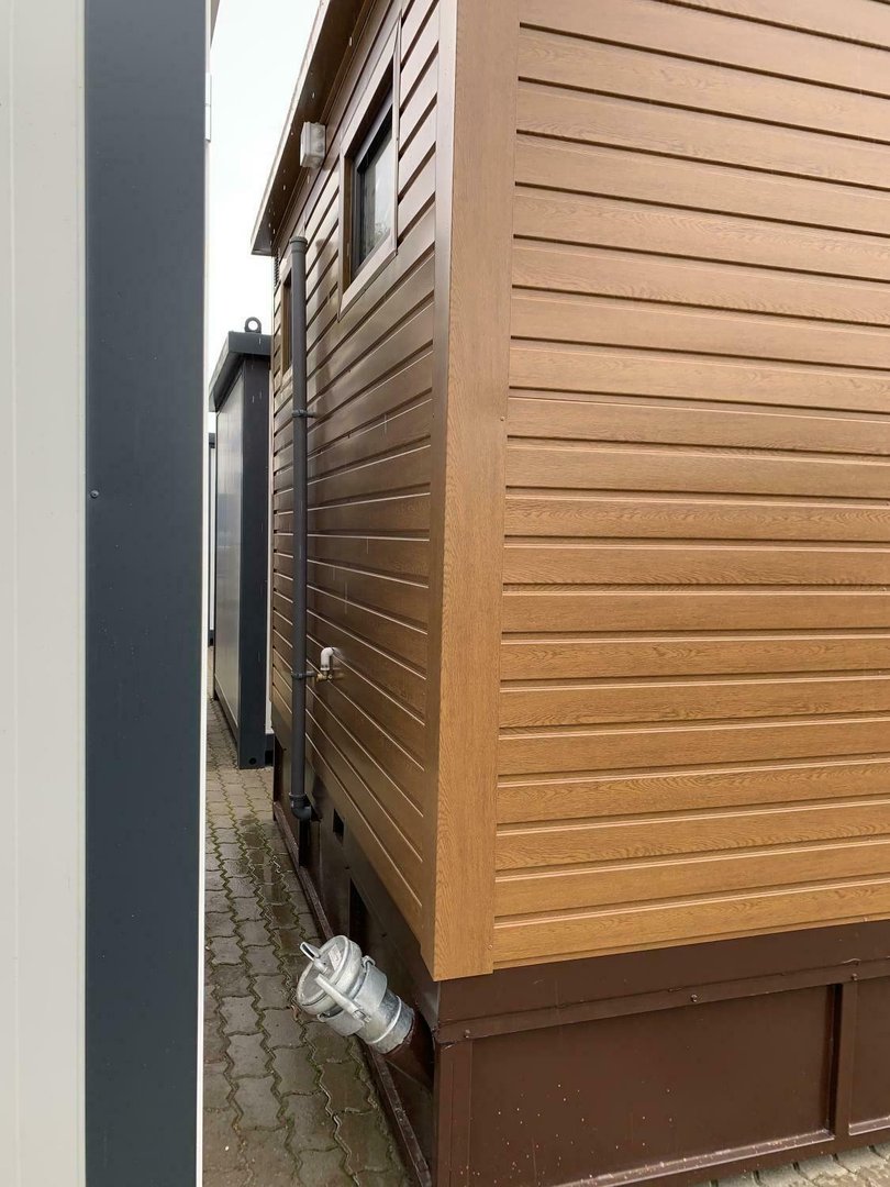 Contentor sanitário duplo com tanque de resíduos.