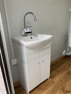 Contentor sanitário duplo com tanque de resíduos.