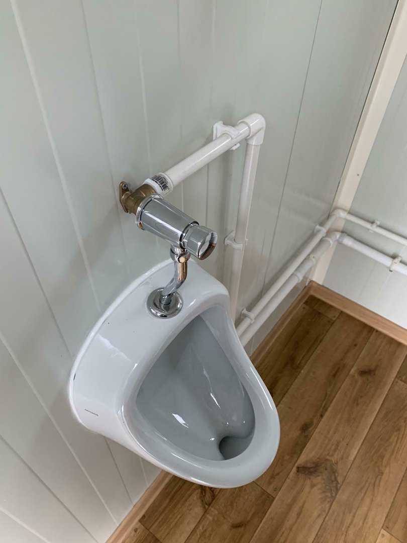 Contentor sanitário duplo com tanque de resíduos.