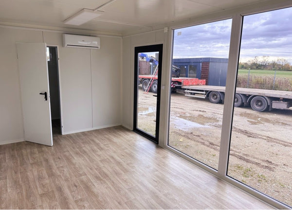 PAVILHÃO COMERCIAL CONTENTOR 3x7 GRANDES VITRINES