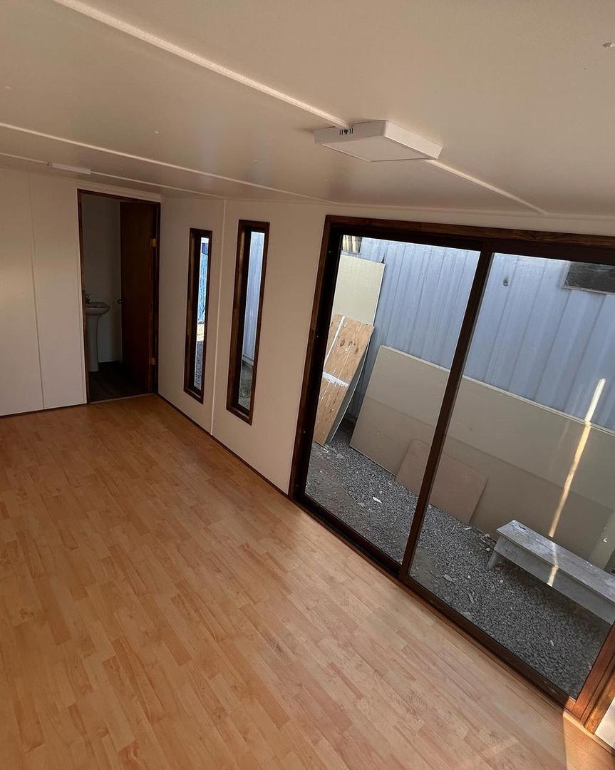 Módulo de escritório com banheiro de 20 pés.