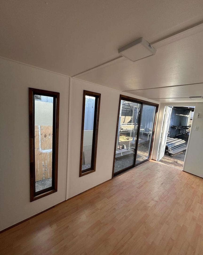 Módulo de escritório com banheiro de 20 pés.