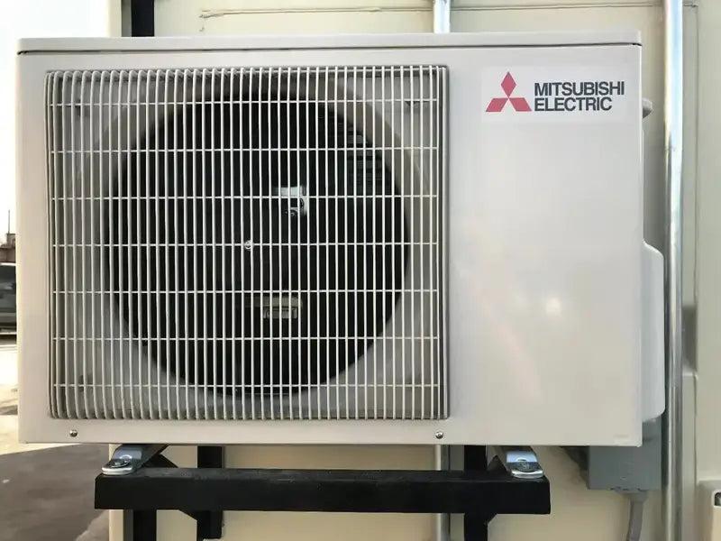 Contêiner marítimo transformado em escritório de 20 pés