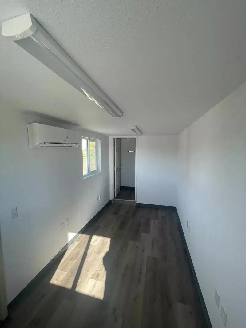 Contêiner marítimo transformado em escritório de 20 pés