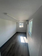 Contêiner marítimo transformado em escritório de 20 pés