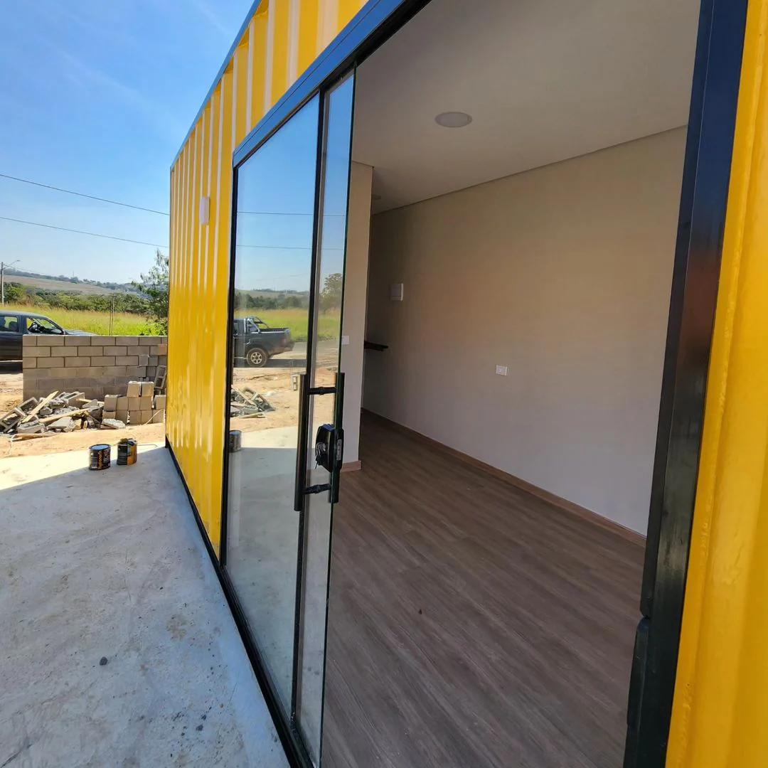 Escritório de 18m2 com banheiro e despensa