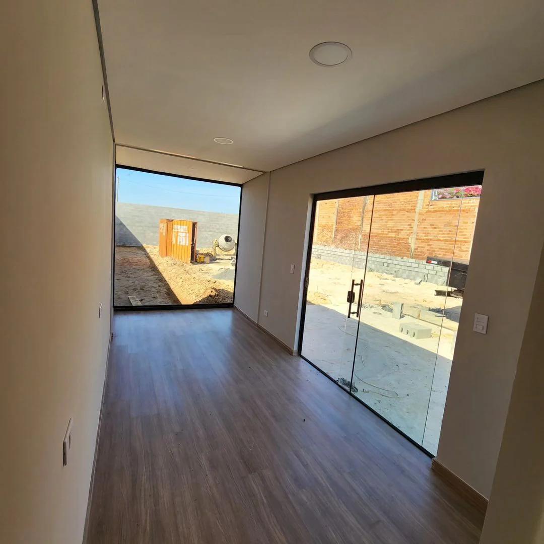 Escritório de 18m2 com banheiro e despensa