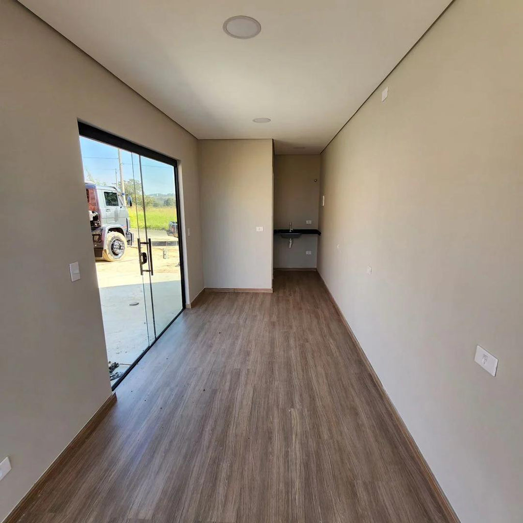 Escritório de 18m2 com banheiro e despensa