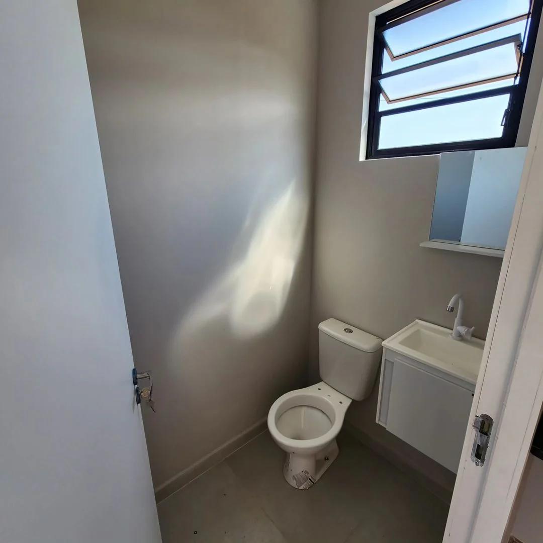 Escritório de 18m2 com banheiro e despensa