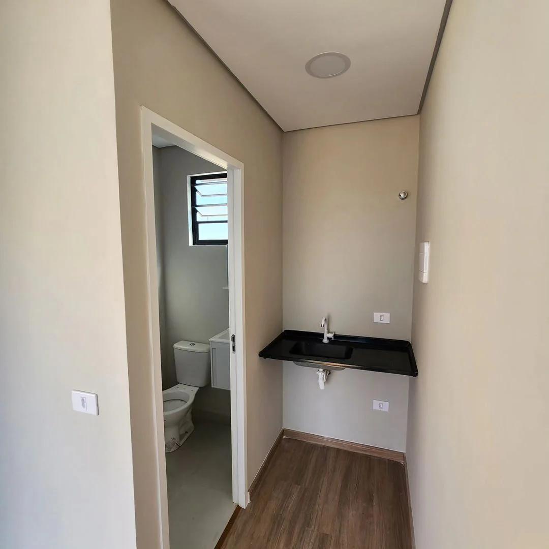 Escritório de 18m2 com banheiro e despensa