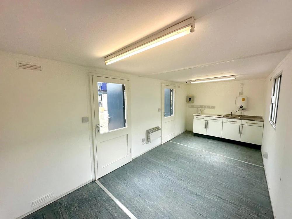 Escritório, Cantina, Banheiro | Gerador 10KVA | Não 944 Bem-estar estático | 24x9Ft | Cabine antivandalismo