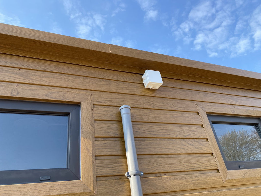 Contentor sanitário duplo com tanque de resíduos.