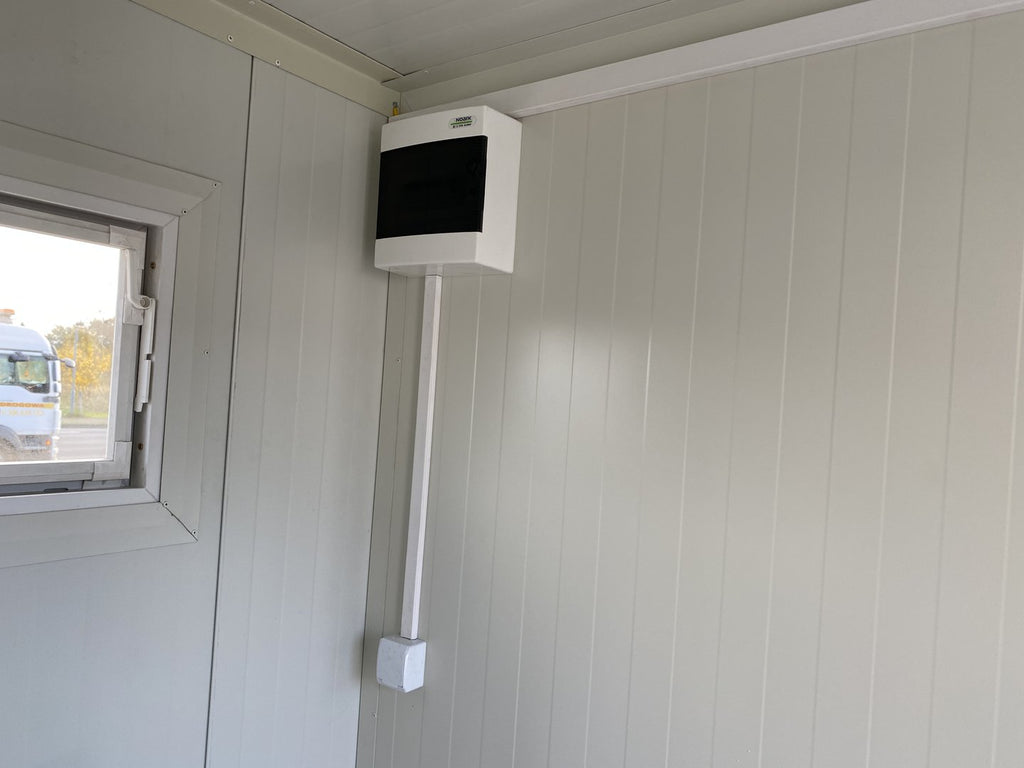 Contentor sanitário duplo com tanque de resíduos.