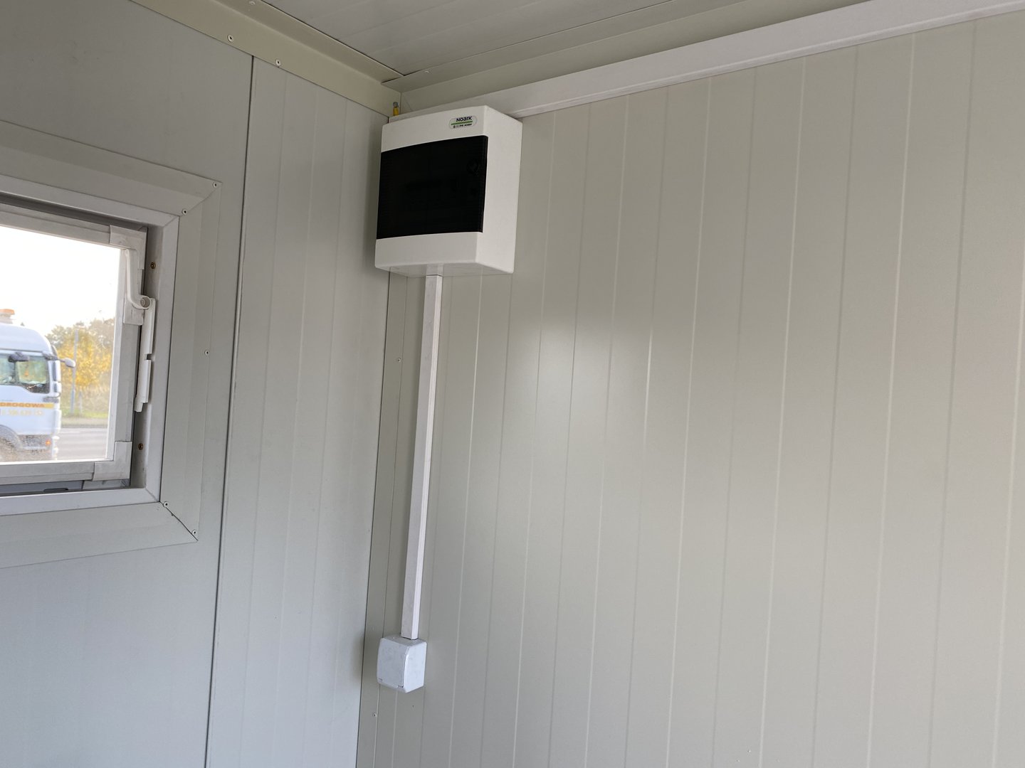 Contentor sanitário duplo com tanque de resíduos.