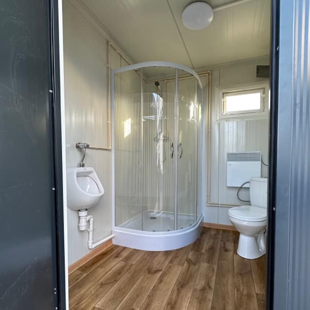 Contentor sanitário duplo com depósito de águas residuais (fossa séptica)